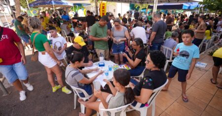 Evento de troca de figurinhas da Prefeitura de Rondonópolis é sucesso e reúne centenas de famílias