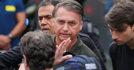Jair Bolsonaro presta depoimento sobre arma de fogo apreendida no DF