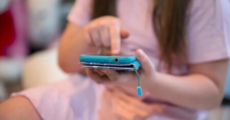 Proibição de celular na escola tem efeito surpreendente, diz estudo