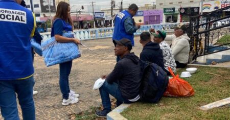 Equipes do Centro Pop distribuem cobertores e levam acolhimento para pessoas em situação de rua