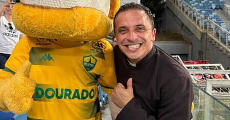 Padre Tony vira xodó da torcida após comemorar vitória do Cuiabá na Arena Pantanal; vídeo | RepórterMT