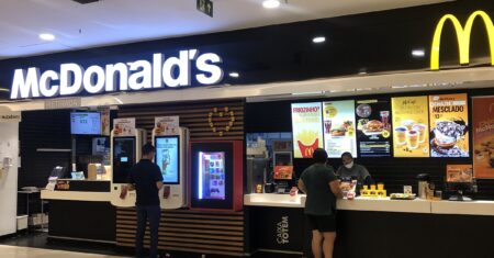Segurança do McDonald’s encurrala e pega no seio de atendente dentro da loja em Cuiabá | RepórterMT