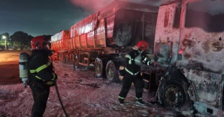 Mistério: carreta é destruída pelas chamas em frente a empresa em Rondonópolis; vídeo