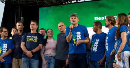 Medeiros diz a Flávio que Deus honrará a família Bolsonaro apesar das provações