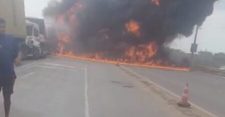 Pessoa morre carbonizada após explosão de carreta em acidente com três veículos em MT; vídeo
