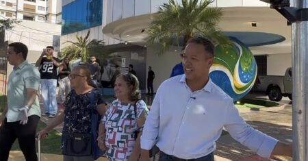 Pela primeira vez, Rondonópolis terá semáforo exclusivo para pedestres; prefeito explica novidade a moradoras em vídeo
