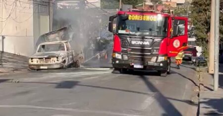 Veículo pega fogo em avenida movimentada e mobiliza bombeiros no Centro de Cuiabá