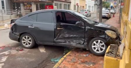 Colisão entre carro e caminhonete deixa três feridos, entre eles uma criança, no Centro de Cuiabá