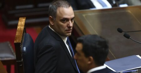 Chefe de Gabinete de Milei renuncia após acusações de corrupção