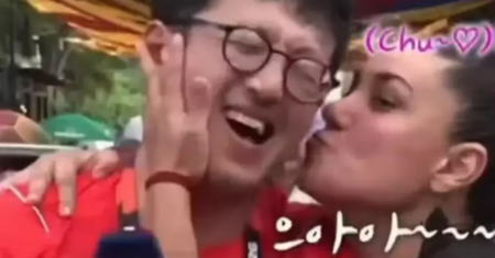 Repórter sul-coreano é surpreendido e ganha beijo de torcedora mexicana ao vivo: ‘Gracias’  | RepórterMT