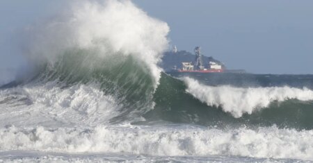 Ressaca atinge litoral do Rio e pode ter ondas de até 2,5 metros