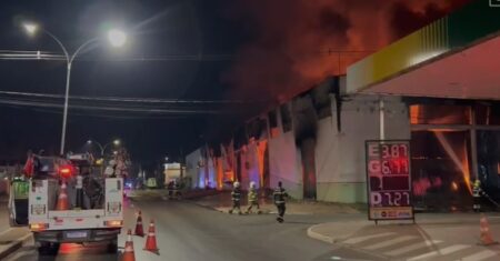 Incêndio destrói anexo da Secretaria de Educação de Várzea Grande; prédio fica ao lado de posto de combustível | RepórterMT