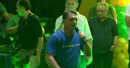 Em Belém, Flávio Bolsonaro diz que quer flexibilizar licenças ambientais para agronegócio e exploração mineral