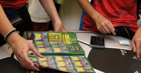 Troca de figurinhas é alternativa para alto custo do álbum da Copa