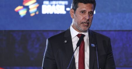 Ministro celebra queda do analfabetismo no país e fala em erradicação