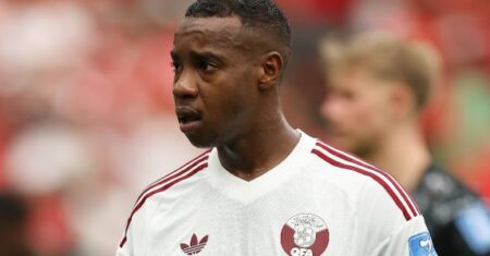 Meia do Qatar recebe apoio após se envolver em lance com Koné na Copa