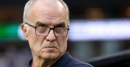 Pressionado no Uruguai, Bielsa mantém desempenho decepcionante em Copas