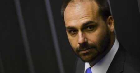 Eduardo Bolsonaro é condenado a 4 anos por coação no curso do processo