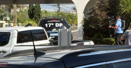 Polícia Civil do DF chega à residência de Bolsonaro para ouvi-lo sobre arma apreendida em blitz
