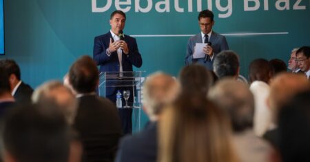 Em reunião com diplomatas, Flávio Bolsonaro ataca urnas eletrônicas com acusações já desmentidas pelo TSE