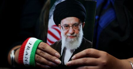 Funeral público de Ali Khamenei começa em Teerã