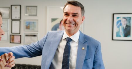 Flávio Bolsonaro dedicou a maior parte da vida à política e segue passos do pai ao se candidatar à Presidência