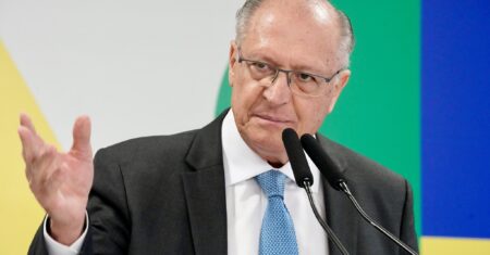 Geraldo Alckmin venceu a desconfiança de petistas e se consolidou como ‘companheiro’ de Lula, de quem foi rival em 2006