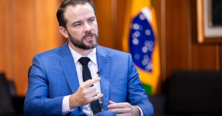 Durigan nega erros do governo e promete ajuste nas contas públicas