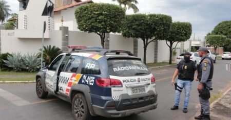 Jovem tenta escapar de blitz, enfrenta policiais e acaba atingido por tiro de borracha em VG