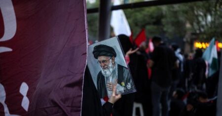 Ali Khamenei é sepultado no Irã em meio à escalada de ataques dos EUA