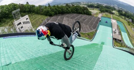 Ciclista entra para o Guinness ao descer rampa de costas e em uma roda só