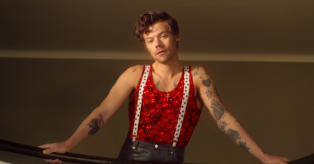 Harry Styles é flagrado tomando açaí em SP antes de shows; veja
