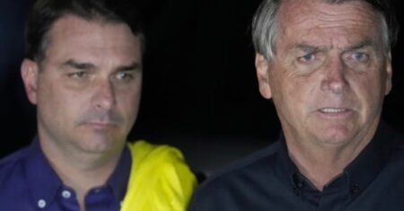 Moraes suspende visitas de Flávio a Jair Bolsonaro por 90 dias após divulgação de carta política