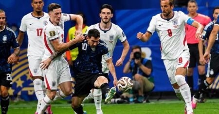 Argentina derruba a Inglaterra, vence por 2 a 1 e está na final da Copa do Mundo de 2026