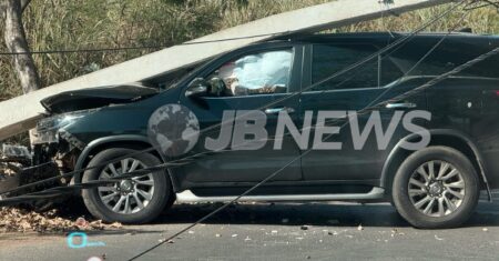 Carro de Eduardo Botelho perde controle, derruba poste e mobiliza agentes de trânsito em Cuiabá