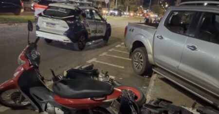 Motorista passa mal e atinge motos em frente ao shopping de Rondonópolis; vídeo