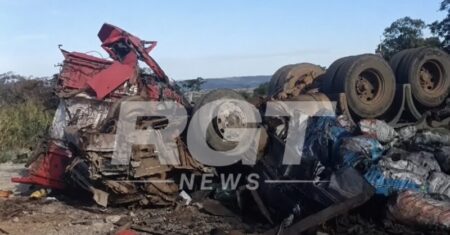 Colisão entre 3 veículos deixa carreta tombada e 3 feridos na BR-364; vídeo mostra vítima presa às ferragens