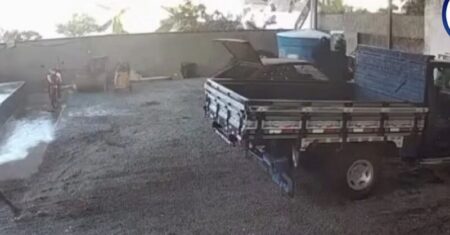 Vídeo mostra adolescente sendo brutalmente executado por dupla enquanto trabalhava