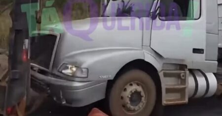 Caminhoneiro escapa de ser esmagado por carreta ao ajudar amigo e filma tudo na BR-364; assista