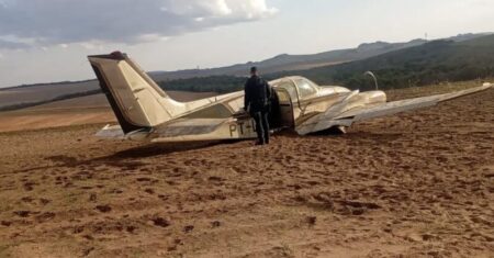 Avião misterioso aparece com trem de pouso quebrado em fazenda às margens da BR-364; vídeo
