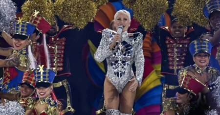 Botas, ombreiras e mais: os looks de Xuxa na turnê “O Último Voo da Nave”