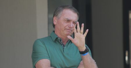Exército nega estar com duas de oito armas de Bolsonaro; restante do arsenal foi entregue à PF