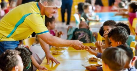 Em mais uma novidade, prefeito Cláudio Ferreira proporciona Dia da Pizza na rede municipal