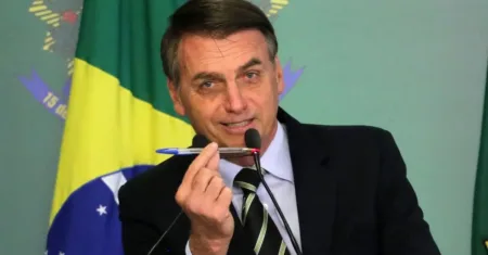 Após defesa dizer que 8 armas de Bolsonaro estão com Exército, Moraes ordena entrega à PF