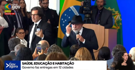 Lula faz gesto obsceno durante evento oficial do governo ao rebater que ‘pobre não gosta de coisa boa’