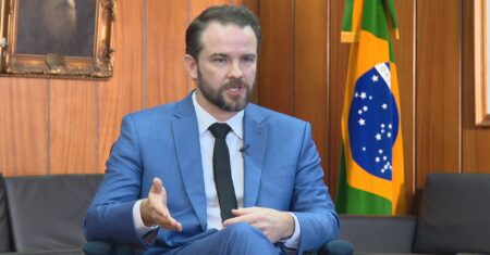 Ministro da Fazenda defende tributar mais os ricos, rever programas sociais e cortar benefícios fiscais nos próximos anos