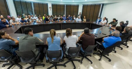 Prefeito Cláudio reúne empresários e apresenta projeto de regularização fundiária nos distritos industriais