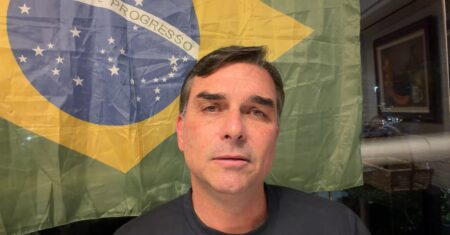 Flávio Bolsonaro diz que pai lhe entregará a faixa presidencial
