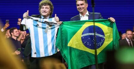 Convenção de Flávio produz duas crises e nenhuma ideia