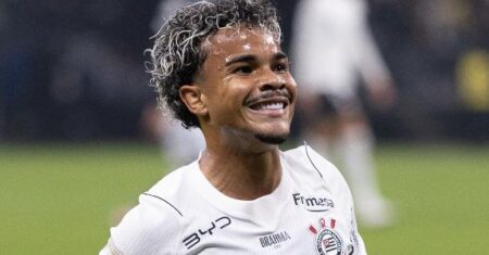 Kaio César decola no Corinthians após brecha de Memphis